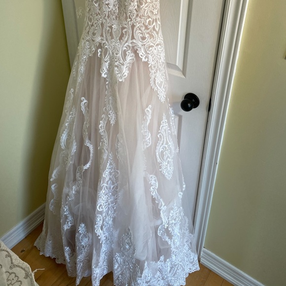 Custom โEddy Kโ lace wedding gown ๐ฐ๐ป - Picture 4 of 10